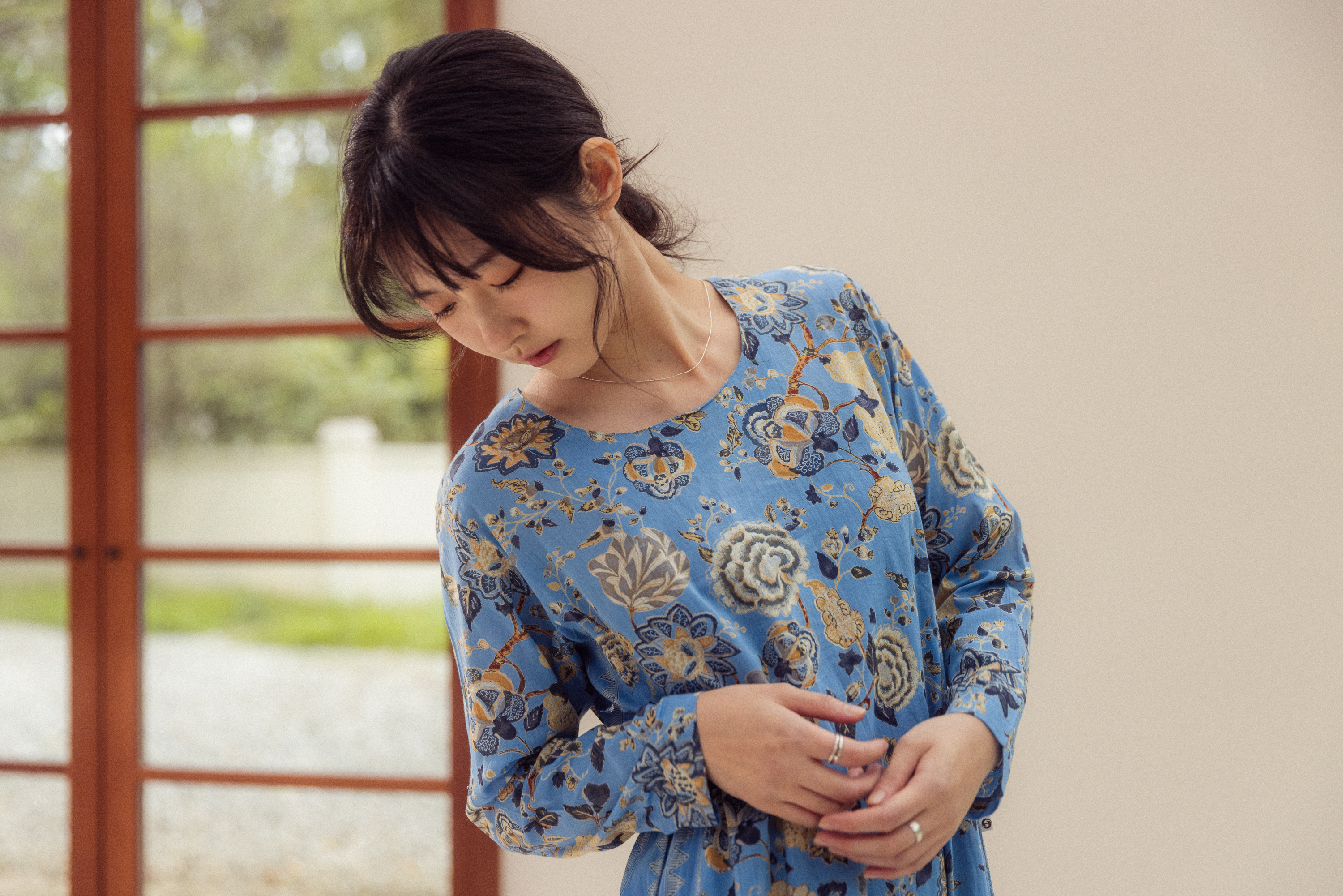 藍花拼接修身長洋裝