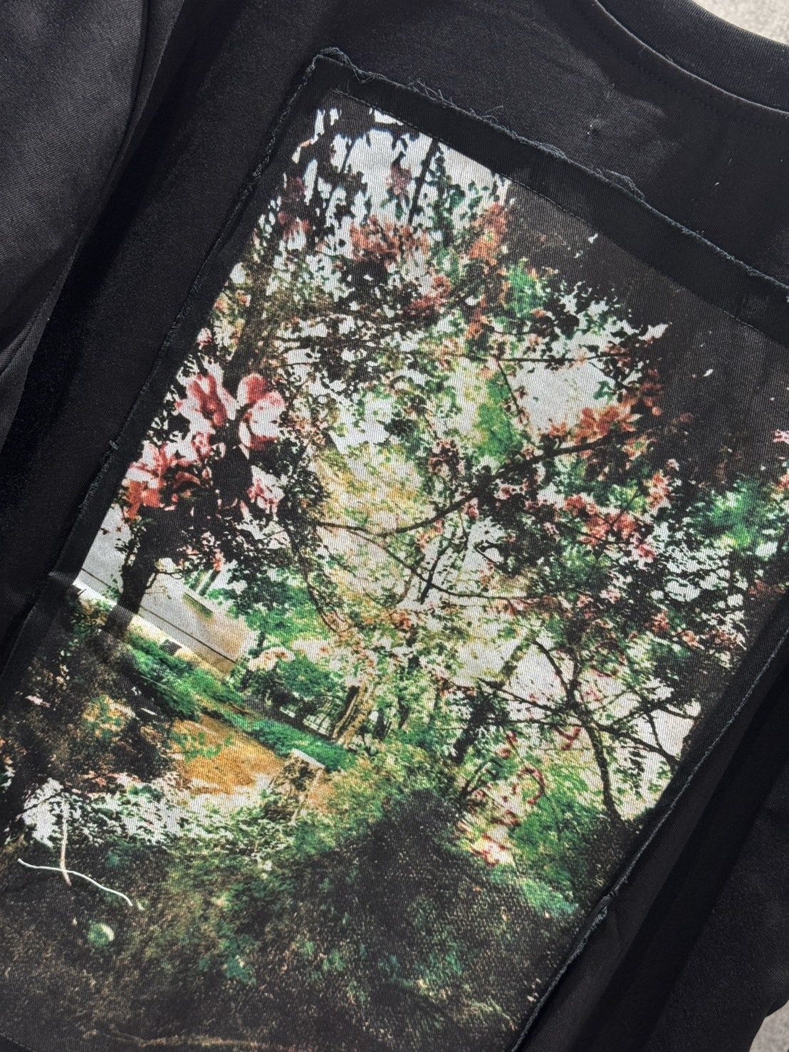 ANTIDOTE 花卉貼布抽鬚 斑駁Logo黑色短袖 T