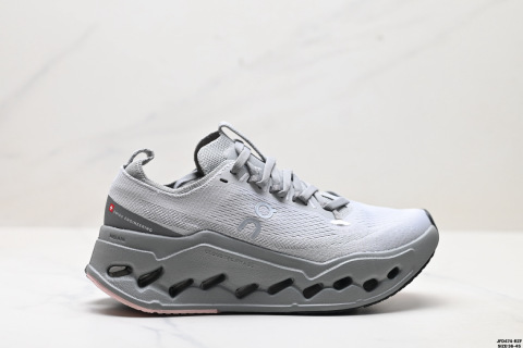 On昂跑 surfer Max 舒適百搭 簡約 耐磨 低幫跑步鞋surfer Max鞋身外觀的設計靈感源於 On 昂跑的專業競賽鞋 鞋面採用工程編織材料打造 提供無縫貼合的穿著體驗 輕盈透氣的鞋面貼合腳部 確保舒適的穿著感與穩定的鎖定效果 鞋底經過升級的橡膠墊片在乾濕條件下均提供高抓地力和耐用性