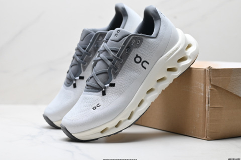 On昂跑tilt 輕量運動休閒鞋 腳感很舒服 鞋底柔軟且包裹性好 上腳顯腿長不管休閒還是運動都很百搭 是最好看最顯質感的顏色