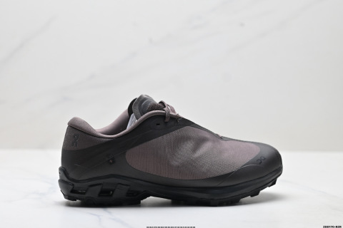 On昂跑 venture Peak Paf系列低幫輕量舒適多功能休閒運動鞋採用工程飛織網布組合再生聚酯纖維鞋面材質搭載獨家隱藏速度中板 鏤空Tec科技泡棉緩震中底 黑科技跑出圈的時尚運動新寵