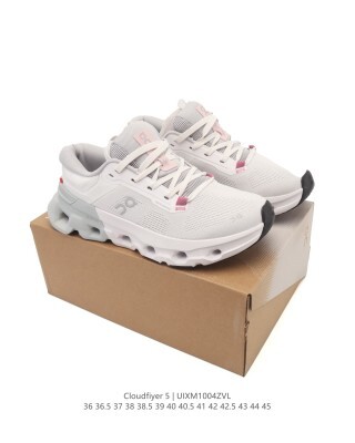 ON昂跑 FLYER 5 WMNS 舒適百搭防滑耐磨 低幫跑步鞋 On昂跑flyer 5 運動鞋雲端漫步的支撐專家。 輕量化設計 ：單隻鞋重量僅200克出頭，相當於三個雞蛋的重量。 透氣性 ：鞋面採用李寧雲絲材質，透氣孔數量比上一代增加35%，實測五分配速跑完半馬後腳面無悶熱感 。 防滑性能 ：GCR橡膠大底摩擦性能提升6%，積水路面防滑表現優於普通橡膠。 支撐性 ：月牙型T700碳板提升推進效率2.3%，適合快速過彎訓練 #速度训练跑鞋 #竞速训练跑鞋 #日常宝藏跑鞋分享 #宝藏跑鞋分享 #专业训练跑鞋