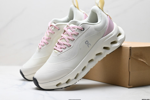 Loewe x On昂跑tilt 2.0 羅意威 聯名輕量運動休閒鞋 腳感很舒服 鞋底柔軟且包裹性好 上腳顯腿長不管休閒還是運動都很百搭 是最好看最顯質感的顏色