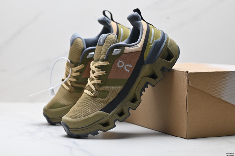 On昂跑 surfer 舒適百搭 簡約 耐磨 低幫跑步鞋surfer鞋身外觀的設計靈感源於 On 昂跑的專業競賽鞋 鞋面採用工程編織材料打造 提供無縫貼合的穿著體驗 輕盈透氣的鞋面貼合腳部 確保舒適的穿著感與穩定的鎖定效果 鞋底經過升級的橡膠墊片在乾濕條件下均提供高抓地力和耐用性