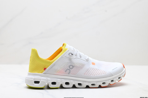 On昂跑 6 Coast 輕量運動休閒鞋 輕量透氣的工程網格結合環保人造麂皮 襯托出活力醒目的視覺效果 飾有品牌Logo的TPU鞋帶扣 讓系帶方式別具一格 是日常穿搭旅行和城市探索的理想之選