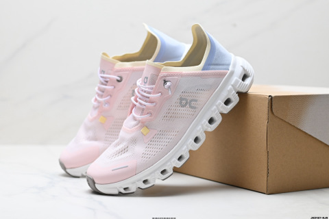 On昂跑 6 Coast 輕量運動休閒鞋 輕量透氣的工程網格結合環保人造麂皮 襯托出活力醒目的視覺效果 飾有品牌Logo的TPU鞋帶扣 讓系帶方式別具一格 是日常穿搭旅行和城市探索的理想之選