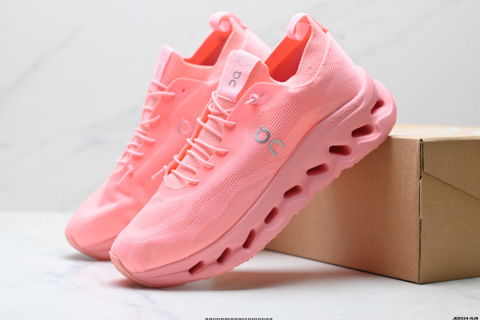 On昂跑tilt 羅意威 聯名羽量運動休閒鞋 腳感很舒服 鞋底柔軟且包裹性好 上腳顯腿長不管休閒還是運動都很百搭 是最好看最顯質感的顏色