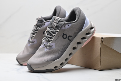 On昂跑 surfer Trail 2 舒適百搭 簡約 耐磨 低幫跑步鞋surfer鞋身外觀的設計靈感源於 On 昂跑的專業競賽鞋 鞋面採用工程編織材料打造 提供無縫貼合的穿著體驗 輕盈透氣的鞋面貼合腳部 確保舒適的穿著感與穩定的鎖定效果 鞋底經過升級的橡膠墊片在乾濕條件下均提供高抓地力和耐用性