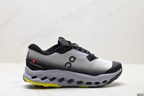 On昂跑 surfer Trail 2 舒適百搭 簡約 耐磨 低幫跑步鞋surfer鞋身外觀的設計靈感源於 On 昂跑的專業競賽鞋 鞋面採用工程編織材料打造 提供無縫貼合的穿著體驗 輕盈透氣的鞋面貼合腳部 確保舒適的穿著感與穩定的鎖定效果 鞋底經過升級的橡膠墊片在乾濕條件下均提供高抓地力和耐用性