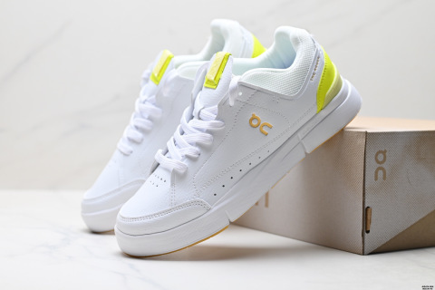 On昂跑solo Loewe 2025 新品男女款休閒板鞋首次採用素皮、麂皮與磨砂皮革拼接，輔以壓紋細節，以工藝之美詮釋費德勒風格中的極簡優雅。新款THE ROGER Clubhouse Ace採用象牙白為主調，象徵費德勒球場上的標誌白色球衣風格：低調內斂，精準專注，卻以卓越實力而自成焦點。 露珠色交織霧灰色，點綴其間，柔和沉靜，搭配金屬質感金色 logo，網球靈感，步入型動日常。