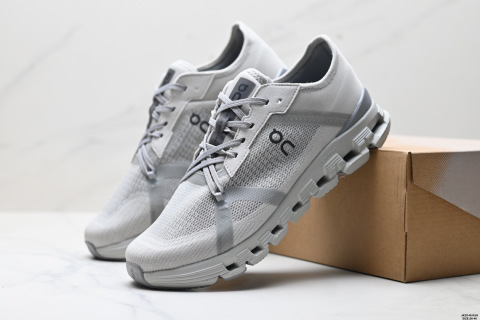 On昂跑 Running X 4克勞德X系列低幫輕量舒適多功能休閒運動鞋採用工程飛織網布組合再生聚酯纖維鞋面材質搭載獨家隱藏速度中板 鏤空Tec科技泡棉緩震中底 黑科技跑出圈的時尚運動新寵