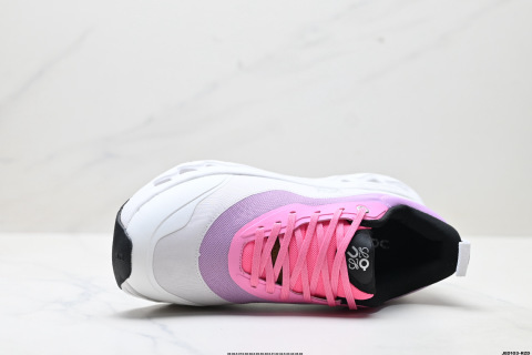 On昂跑tilt 2.0 羅意威 聯名輕量運動休閒鞋 腳感很舒服 鞋底柔軟且包裹性好 上腳顯腿長不管休閒還是運動都很百搭 是最好看最顯質感的顏色