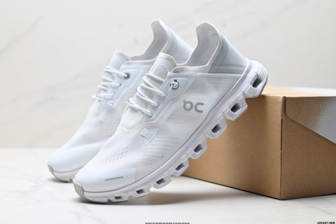 On昂跑 6 Coast 輕量運動休閒鞋 輕量透氣的工程網格結合環保人造麂皮 襯托出活力醒目的視覺效果 飾有品牌Logo的TPU鞋帶扣 讓系帶方式別具一格 是日常穿搭旅行和城市探索的理想之選