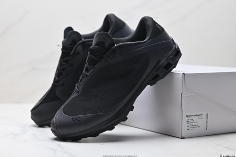 On昂跑 venture Peak Paf系列低幫輕量舒適多功能休閒運動鞋採用工程飛織網布組合再生聚酯纖維鞋面材質搭載獨家隱藏速度中板 鏤空Tec科技泡棉緩震中底 黑科技跑出圈的時尚運動新寵