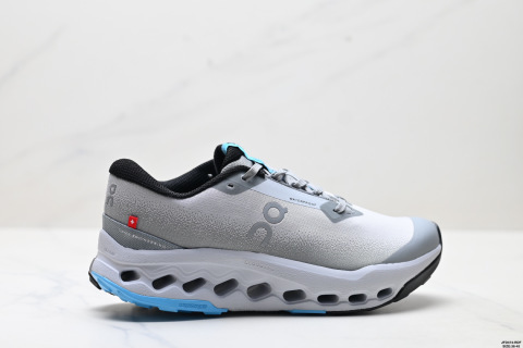 On昂跑 surfer Trail 2 舒適百搭 簡約 耐磨 低幫跑步鞋surfer Next鞋身外觀的設計靈感源於 On 昂跑的專業競賽鞋 鞋面採用工程編織材料打造 提供無縫貼合的穿著體驗 輕盈透氣的鞋面貼合腳部 確保舒適的穿著感與穩定的鎖定效果 鞋底經過升級的橡膠墊片在乾濕條件下均提供高抓地力和耐用性