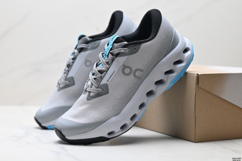 On昂跑 surfer Trail 2 舒適百搭 簡約 耐磨 低幫跑步鞋surfer Next鞋身外觀的設計靈感源於 On 昂跑的專業競賽鞋 鞋面採用工程編織材料打造 提供無縫貼合的穿著體驗 輕盈透氣的鞋面貼合腳部 確保舒適的穿著感與穩定的鎖定效果 鞋底經過升級的橡膠墊片在乾濕條件下均提供高抓地力和耐用性