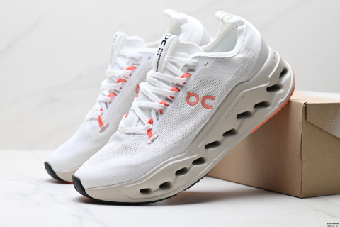 On昂跑 surfer Max 舒適百搭 簡約 耐磨 低幫跑步鞋surfer Max鞋身外觀的設計靈感源於 On 昂跑的專業競賽鞋 鞋面採用工程編織材料打造 提供無縫貼合的穿著體驗 輕盈透氣的鞋面貼合腳部 確保舒適的穿著感與穩定的鎖定效果 鞋底經過升級的橡膠墊片在乾濕條件下均提供高抓地力和耐用性