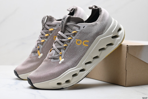 On昂跑 surfer Max 舒適百搭 簡約 耐磨 低幫跑步鞋surfer Max鞋身外觀的設計靈感源於 On 昂跑的專業競賽鞋 鞋面採用工程編織材料打造 提供無縫貼合的穿著體驗 輕盈透氣的鞋面貼合腳部 確保舒適的穿著感與穩定的鎖定效果 鞋底經過升級的橡膠墊片在乾濕條件下均提供高抓地力和耐用性