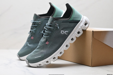 On昂跑 6 Coast 輕量運動休閒鞋 輕量透氣的工程網格結合環保人造麂皮 襯托出活力醒目的視覺效果 飾有品牌Logo的TPU鞋帶扣 讓系帶方式別具一格 是日常穿搭旅行和城市探索的理想之選