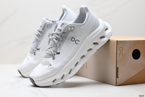 On昂跑tilt 輕量運動休閒鞋 腳感很舒服 鞋底柔軟且包裹性好 上腳顯腿長不管休閒還是運動都很百搭 是最好看最顯質感的顏色