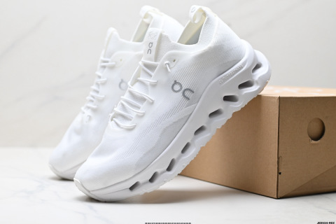 On昂跑tilt 羅意威 聯名羽量運動休閒鞋 腳感很舒服 鞋底柔軟且包裹性好 上腳顯腿長不管休閒還是運動都很百搭 是最好看最顯質感的顏色