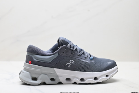 On 昂跑 flyer 5 舒適 輕便 減震耐磨跑步鞋採用了先進的緩震技術 能夠有效減少跑步時對關節的衝擊 保護運動者的健康 其獨特的緩震系統設計能夠提供穩定的支撐 確保跑者在跑道上盡情釋放潛能