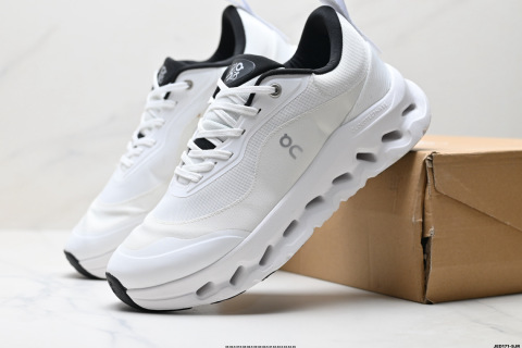 On昂跑tilt 羅意威 聯名羽量運動休閒鞋 腳感很舒服 鞋底柔軟且包裹性好 上腳顯腿長不管休閒還是運動都很百搭 是最好看最顯質感的顏色