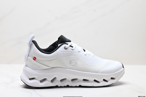 On昂跑tilt 羅意威 聯名羽量運動休閒鞋 腳感很舒服 鞋底柔軟且包裹性好 上腳顯腿長不管休閒還是運動都很百搭 是最好看最顯質感的顏色