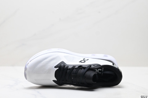 On昂跑 zone 柔軟舒適防滑耐磨 低幫 休閒跑步鞋新款跑鞋以專業運動人體跑步工程學為設計核心 讓跑者毫不費力地盡情暢跑 兼顧舒適和透氣