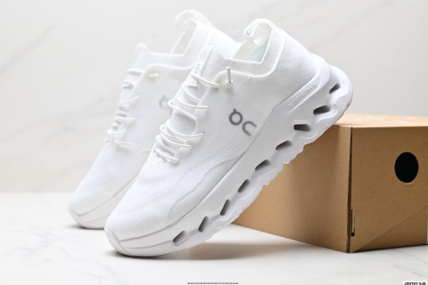 On昂跑tilt 羅意威 聯名羽量運動休閒鞋 腳感很舒服 鞋底柔軟且包裹性好 上腳顯腿長不管休閒還是運動都很百搭 是最好看最顯質感的顏色