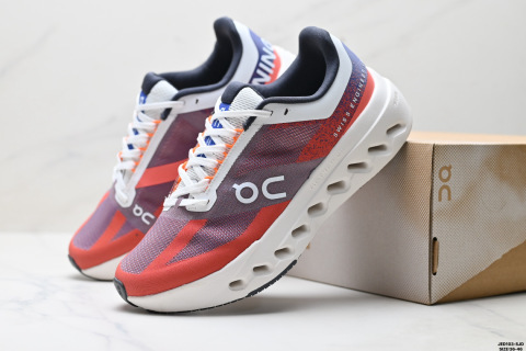 On昂跑 surfer Next 舒適百搭 簡約 耐磨 低幫跑步鞋surfer Next鞋身外觀的設計靈感源於 On 昂跑的專業競賽鞋 鞋面採用工程編織材料打造 提供無縫貼合的穿著體驗 輕盈透氣的鞋面貼合腳部 確保舒適的穿著感與穩定的鎖定效果 鞋底經過升級的橡膠墊片在乾濕條件下均提供高抓地力和耐用性