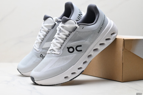 On昂跑 surfer Next 舒適百搭 簡約 耐磨 低幫跑步鞋surfer Next鞋身外觀的設計靈感源於 On 昂跑的專業競賽鞋 鞋面採用工程編織材料打造 提供無縫貼合的穿著體驗 輕盈透氣的鞋面貼合腳部 確保舒適的穿著感與穩定的鎖定效果 鞋底經過升級的橡膠墊片在乾濕條件下均提供高抓地力和耐用性