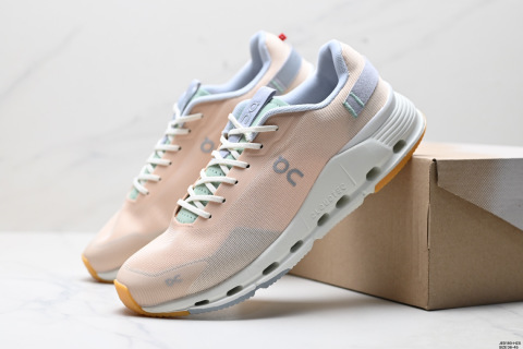 ON昂跑男跑步鞋輕便運動鞋nova Form 2 緩震休閒鞋跑步日常遵循 On 的典型特徵，nova Form 2 的外底混合了外露的泡沫和橡膠。無論是休閒逛街還是輕度運動，它都能完美勝任。 鞋底採用了品牌特有的科技，提供足夠的支撐和緩衝，讓每一步都輕鬆自在。