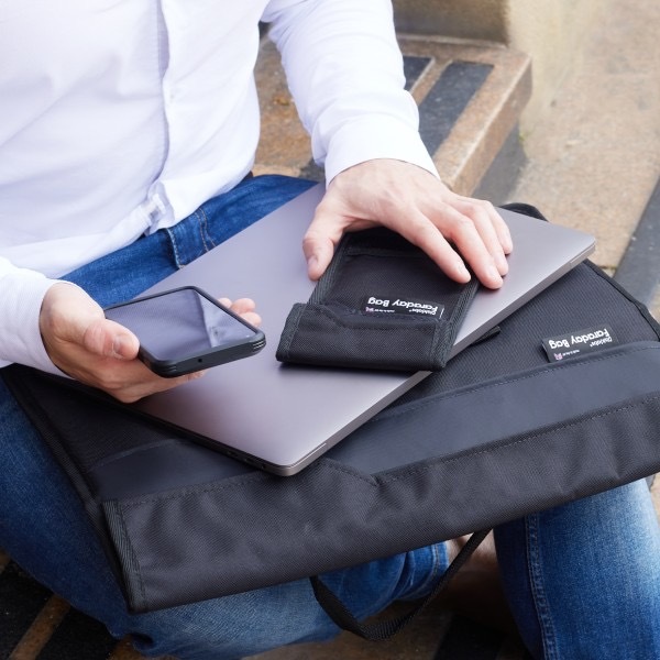 DISKLABS Faraday Bag 封存手機與筆電的示意圖