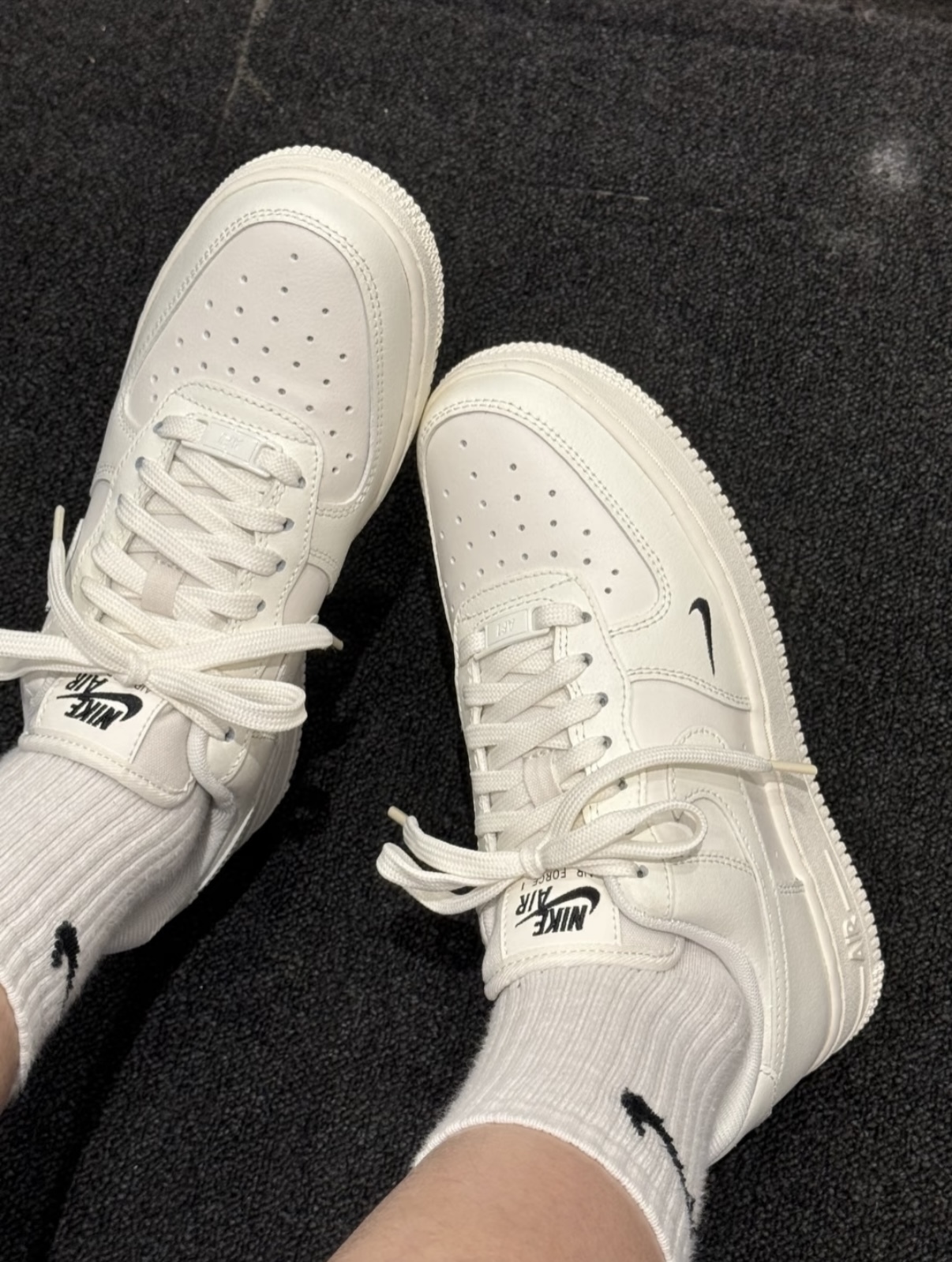 Nike Air Force 1 奶白刺繡小勾