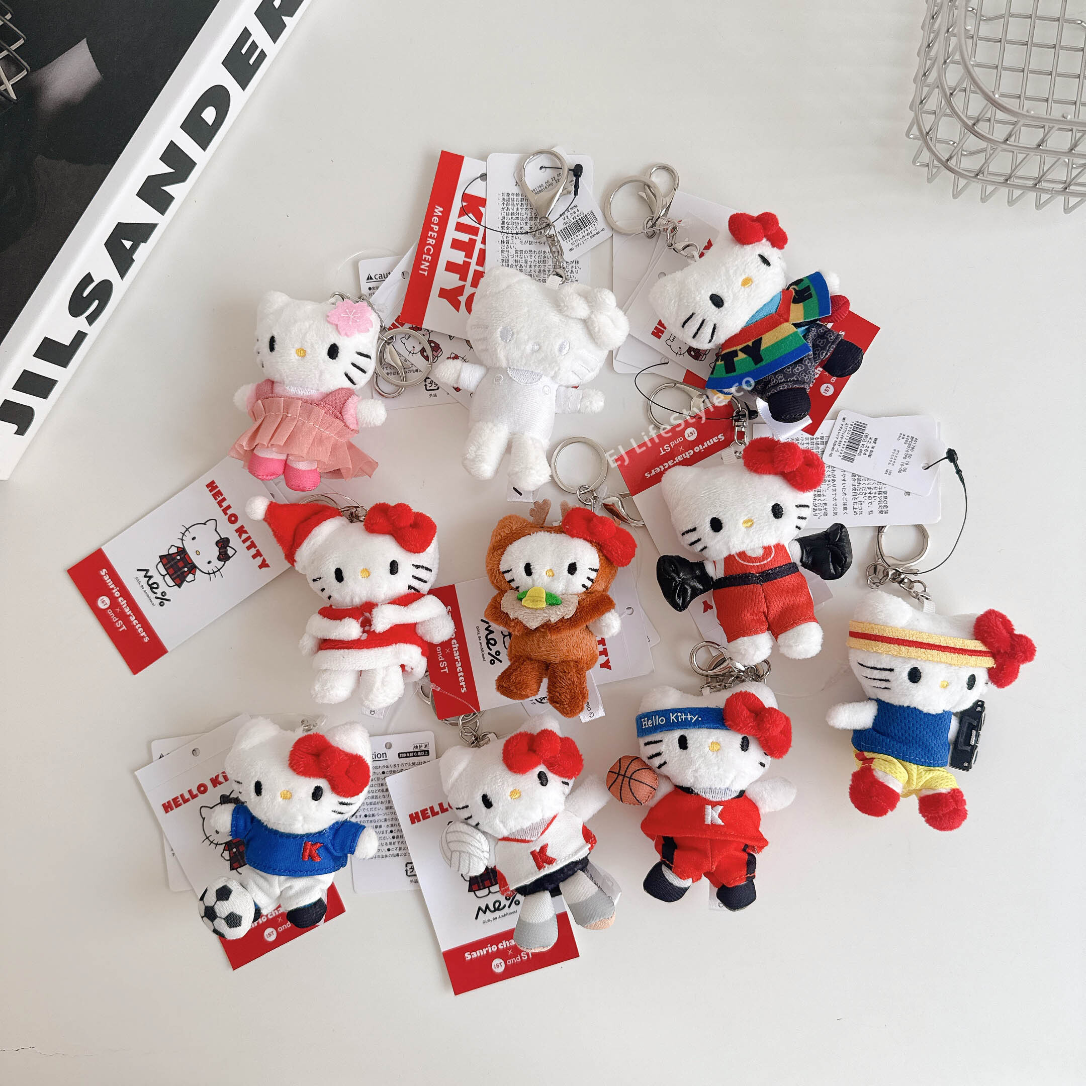 🇯🇵 SANRIO 三麗鷗家族 HELLO KITTY x Me% 聯名系列 運動 聖誕節 吊飾 鑰匙圈 / 現貨