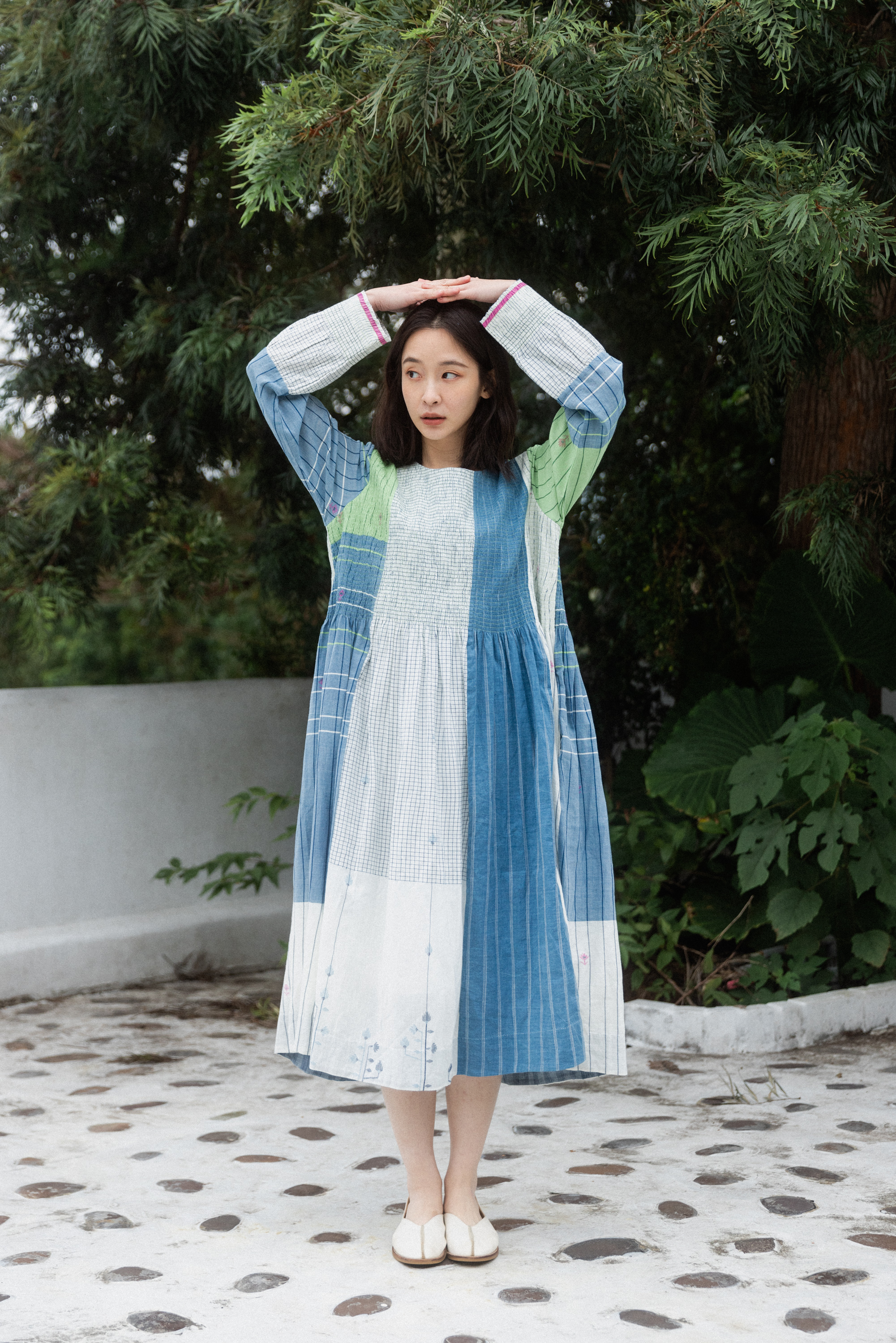 拼接皺褶藍綠白Jamdani洋裝