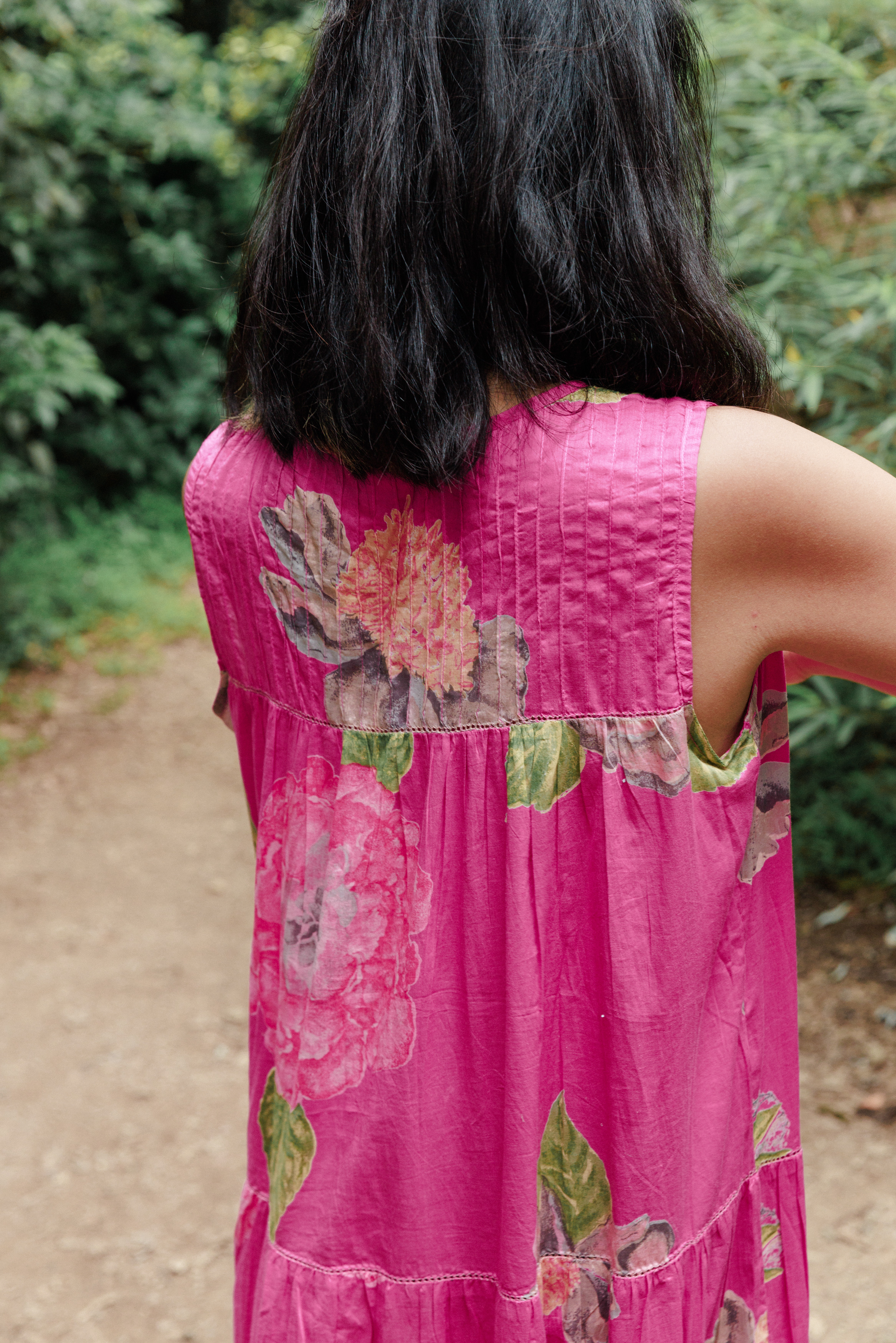 後拉鍊無袖分層洋裝_桃紅花卉