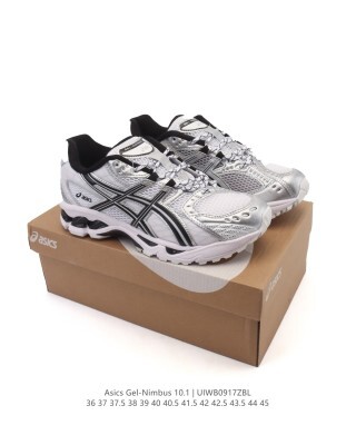 ASICSGel-Nimbus10.1復古跑鞋 厚底增高運動老爹鞋，ASICS 發佈 Min-Nano x ASICS Gel-Nimbus 10.1 版本，進一步加強了其在運動鞋領域的影響力。 與日本品牌 Min-Nano 的全新合作將高性能與極簡主義風格相結合，重新構想了標誌性的 Gel-Nimbus 10。 結果是一次精緻的更新，兼顧功能性和時尚前衛的美學。 Gel-Nimbus 10.1 採用柔和的灰色配色方案，並飾有反光的 3M 觸感，增添了微妙的微光。 該設計採用透氣的白色網眼基底，搭配時尚的灰色覆層和奶油色調，營造出低調、百搭的外觀。 這款鞋款精心打造，展現了 ASICS 和 Min-Nano 對細節的承諾。 從加固的拼接到標誌性的 GEL 緩震中底，每個元素都確保了更高的舒適度和耐用性。 這款時尚的款式將實用性與都市風情相結合，適合運動和日常穿著。 GEL 技術以其減震功能而聞名，可在從跑步到休閒城市漫步的各種活動中為雙腳提供支援。 反光 3M 細節還增加了夜間活動的可見度，在不影響風格的情況下提高了安全性。 適合日常通勤走路，但需要適配鞋型，鞋面鬆散，配色時尚，但GEL膠腳感不太舒適，踩上去的反饋不穩定。
