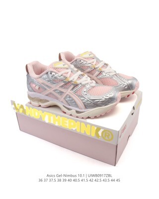 ASICSGel-Nimbus10.1復古跑鞋 厚底增高運動老爹鞋，ASICS 發佈 Min-Nano x ASICS Gel-Nimbus 10.1 版本，進一步加強了其在運動鞋領域的影響力。 與日本品牌 Min-Nano 的全新合作將高性能與極簡主義風格相結合，重新構想了標誌性的 Gel-Nimbus 10。 結果是一次精緻的更新，兼顧功能性和時尚前衛的美學。 Gel-Nimbus 10.1 採用柔和的灰色配色方案，並飾有反光的 3M 觸感，增添了微妙的微光。 該設計採用透氣的白色網眼基底，搭配時尚的灰色覆層和奶油色調，營造出低調、百搭的外觀。 這款鞋款精心打造，展現了 ASICS 和 Min-Nano 對細節的承諾。 從加固的拼接到標誌性的 GEL 緩震中底，每個元素都確保了更高的舒適度和耐用性。 這款時尚的款式將實用性與都市風情相結合，適合運動和日常穿著。 GEL 技術以其減震功能而聞名，可在從跑步到休閒城市漫步的各種活動中為雙腳提供支援。 反光 3M 細節還增加了夜間活動的可見度，在不影響風格的情況下提高了安全性。 適合日常通勤走路，但需要適配鞋型，鞋面鬆散，配色時尚，但GEL膠腳感不太舒適，踩上去的反饋不穩定。