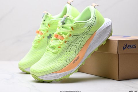 ASICS GEL-TRABUCO 13 網面透氣 耐磨 越野跑步鞋這雙鞋的外觀設計超級吸引人 簡約大氣 色彩搭配也很時尚 ASICS的獨家GEL緩震科技 在跑步過程中感受到前所未有的舒適感 腳底彷彿踩在雲端一般輕盈 這雙鞋的抓地力也非常出色 無論是濕滑的泥濘小路還是崎嶇的山路 它都能牢牢地抓住地面