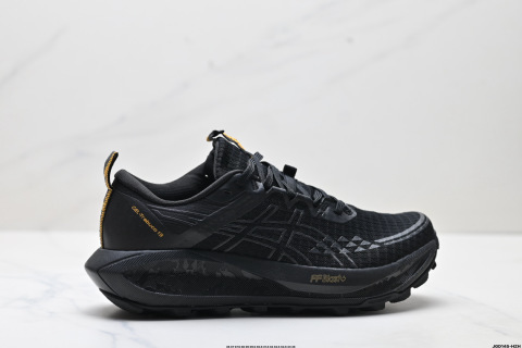 ASICS GEL-TRABUCO 13 網面透氣 耐磨 越野跑步鞋這雙鞋的外觀設計超級吸引人 簡約大氣 色彩搭配也很時尚 ASICS的獨家GEL緩震科技 在跑步過程中感受到前所未有的舒適感 腳底彷彿踩在雲端一般輕盈 這雙鞋的抓地力也非常出色 無論是濕滑的泥濘小路還是崎嶇的山路 它都能牢牢地抓住地面