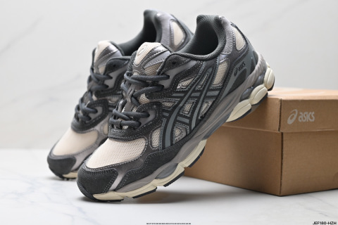 ASICS GEL-NYC透氣網眼鞋面 配合部分合成革材質 採用全新AHAR+橡膠材質 更加耐磨