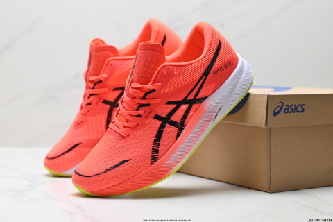 ASICS MAGIC SPEED 3穩定跑鞋鞋面採用雙層提花網面設計，提高包裹性和透氣性，後跟搭載穩定系統科技T-GEL提升整體支撐力和結構感，減少對身體帶來的衝擊負荷，創新中底至輕回彈