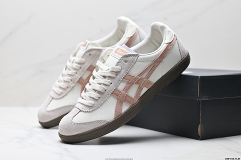 Onitsuka Tiger Tokuten  復古低幫休閒跑鞋 實拍首發TOKUTEN的靈感來源於80年代的室內用鞋T-TOE前足補強設計 室內鞋的橡膠大底元素復古經典 是TIGER擁躉追捧款鞋跟 鞋舌處印有鬼塚虎特有的品牌logo標誌提升品牌的認知度 柔軟內裡材質 穿著更加舒適改良後鞋底設計 更具防滑性官方