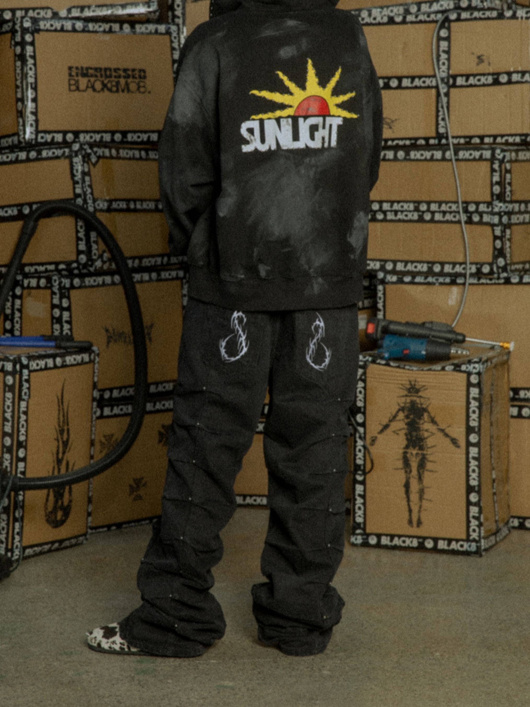 BLACK8MOB 太陽印花 鉚釘髒染做舊 寬鬆連帽外套