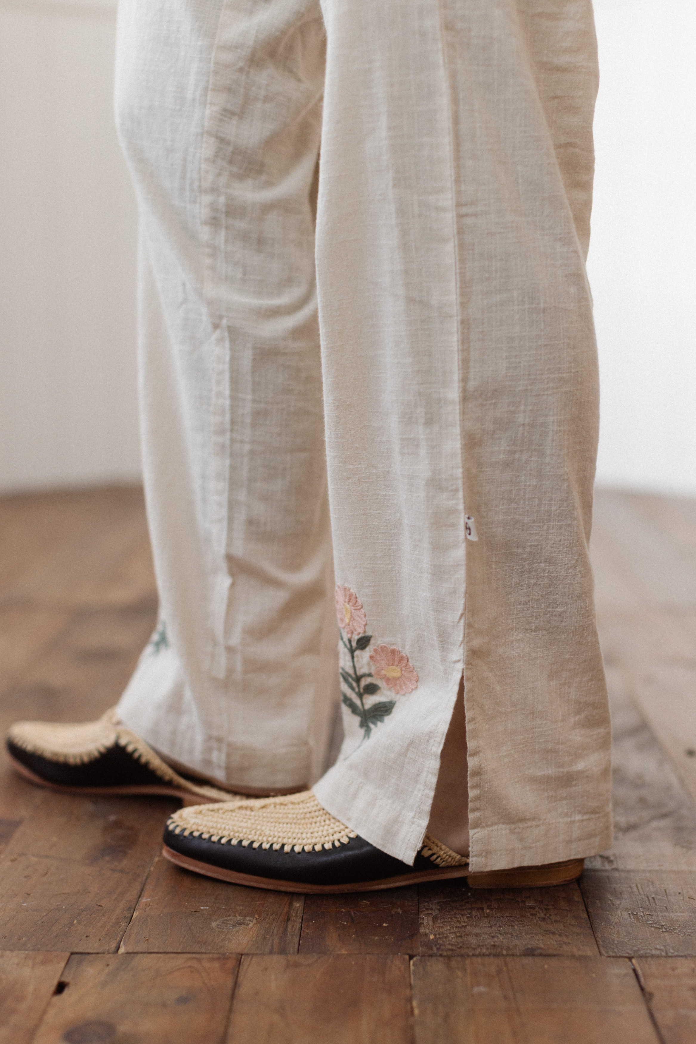 刺繡花卉後鬆緊開衩褲_米白