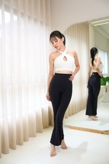 Leisure Fit-中長版極美塑形翹臀喇叭褲-黑