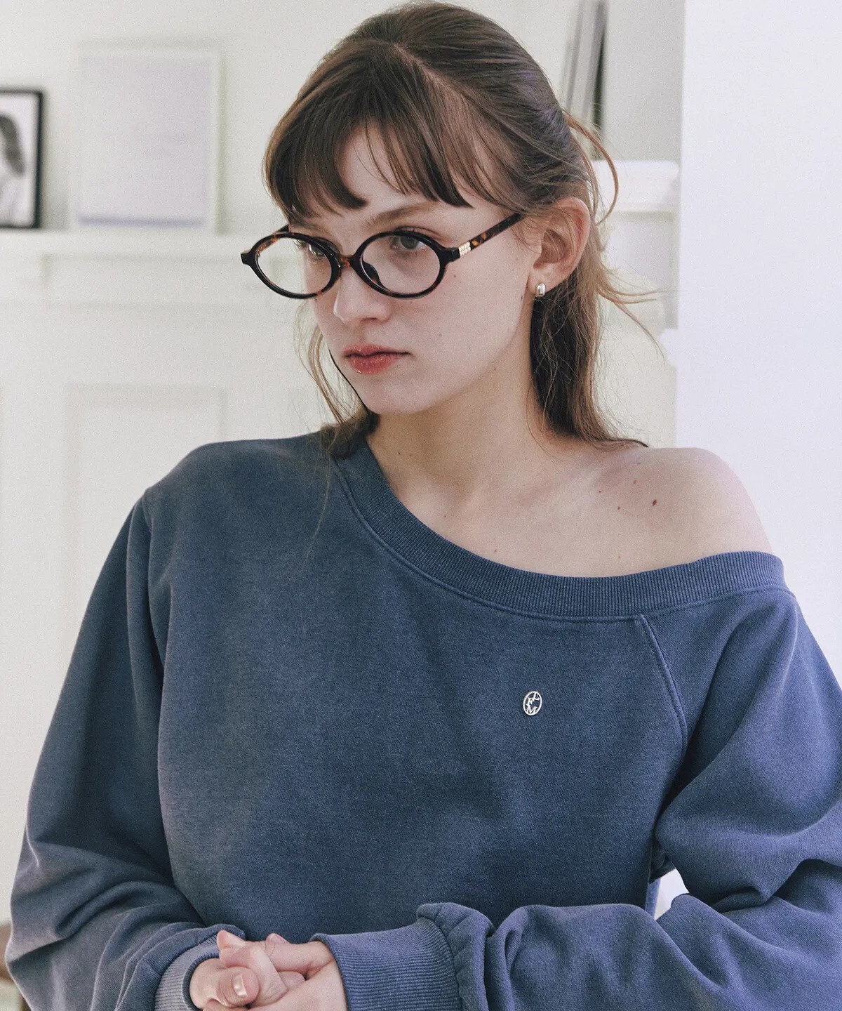 letter from moon - off shoulder sweatshirt (pigment blue)
