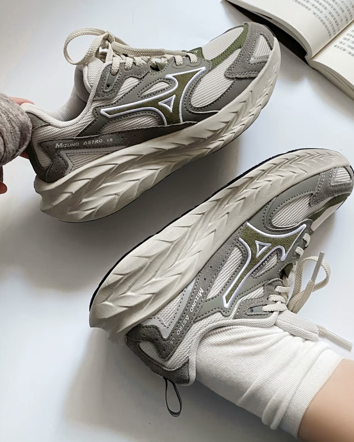 <腳感超有料..> MIZUNO ASTRO LS 復古銀綠 厚底跑鞋